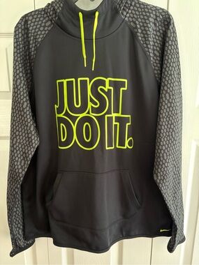 Nike Therma Fit Hoodie Women’s size XL. Black. Excellent Condition!